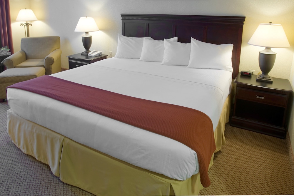 Holiday Inn Express and Suites Lucedale Hotel 19/76