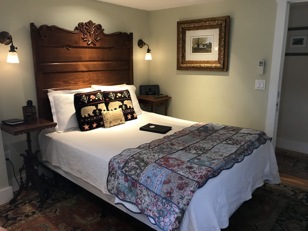 Queen Bed, External Bathroom