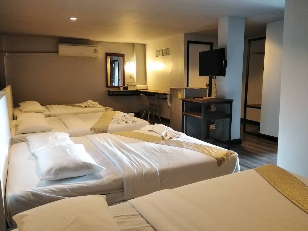 Pimpimarn Beach Hotel 11/66