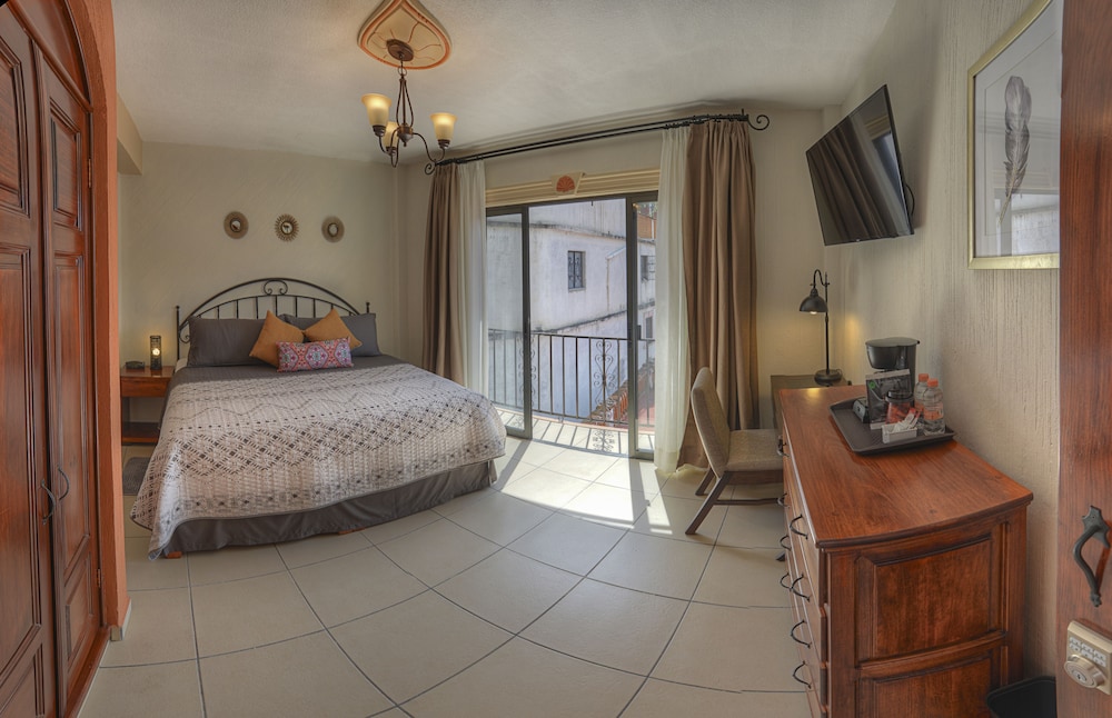 Hotel Santa Paula 12/28