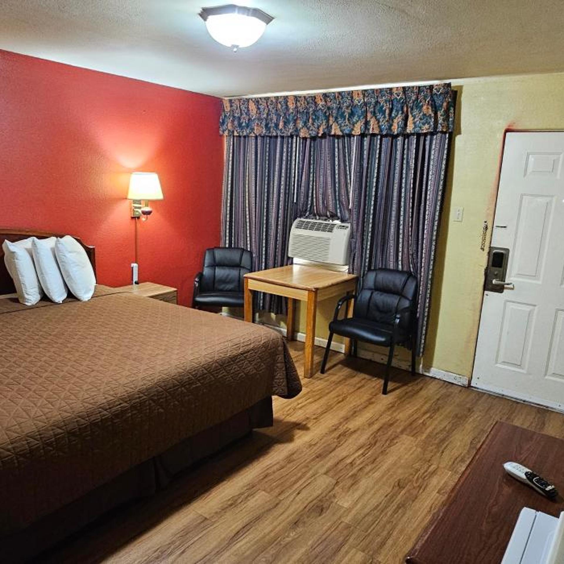 Deluxe Inn 1/8