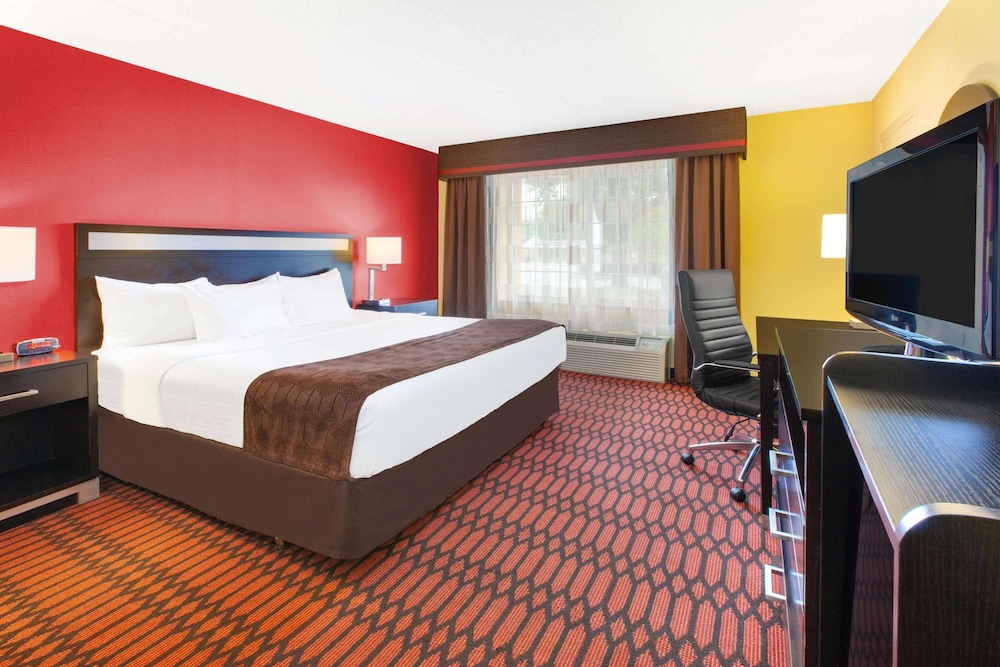 Suite, King Bed, Accessible