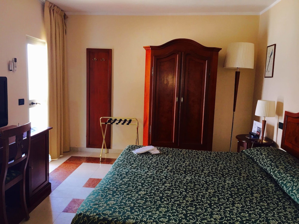 ROOM, DOUBLE BED