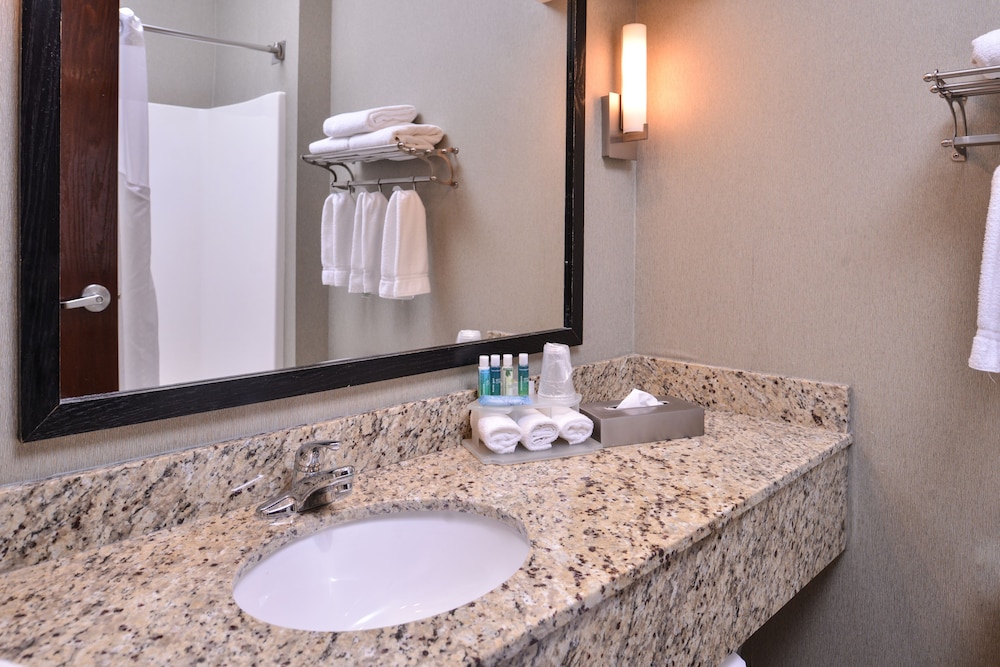 Holiday Inn Express Hotel and Suites Topeka West I-70 Wanamaker 22/62