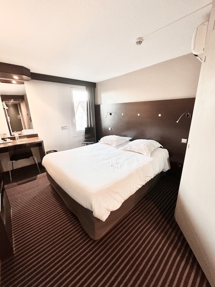STANDARD, QUEEN BED, CITY VIEW