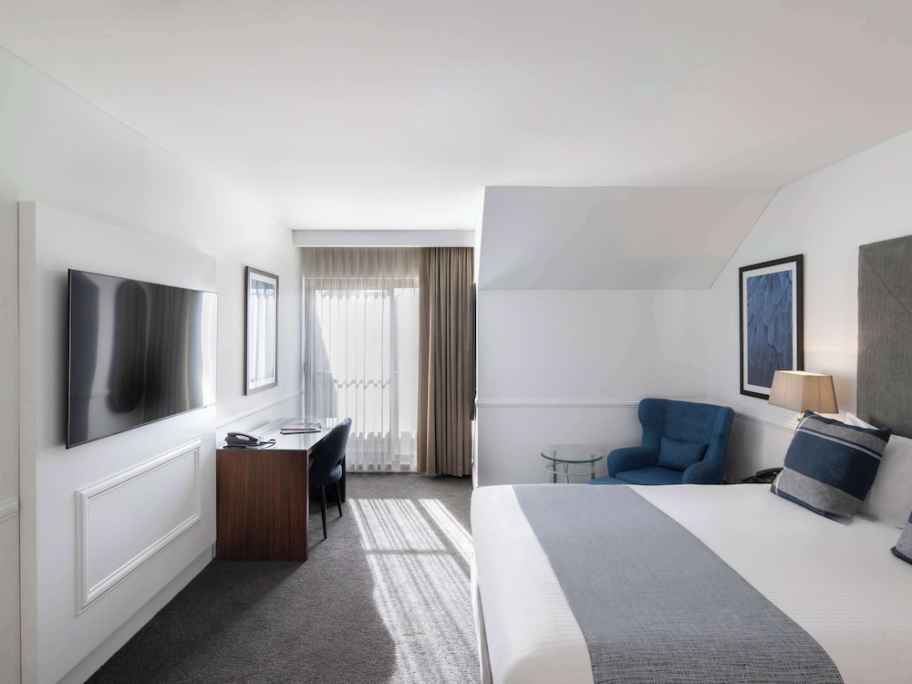 SUPERIOR, QUEEN BED