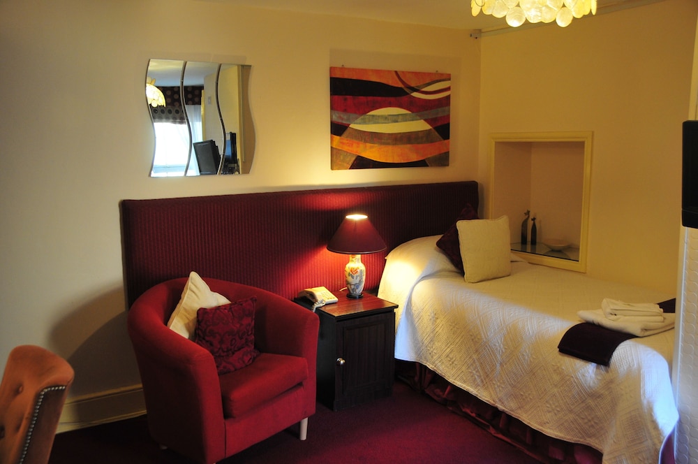 The Edward Hotel 24/79