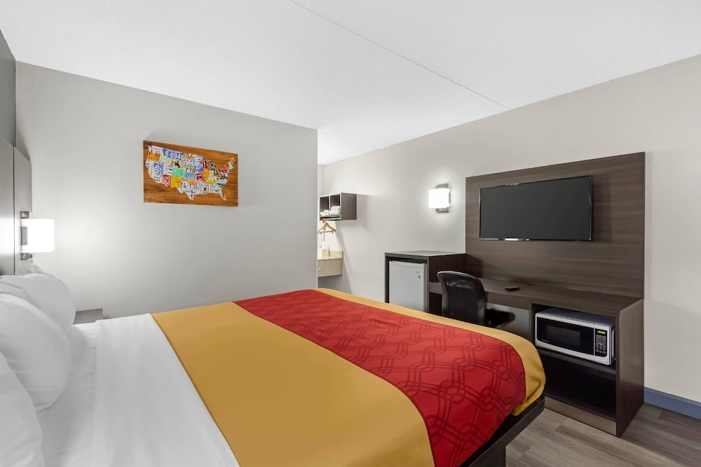 Room, King Bed, Smoking, Econo Lodge Creedmoor - Butner 2/6
