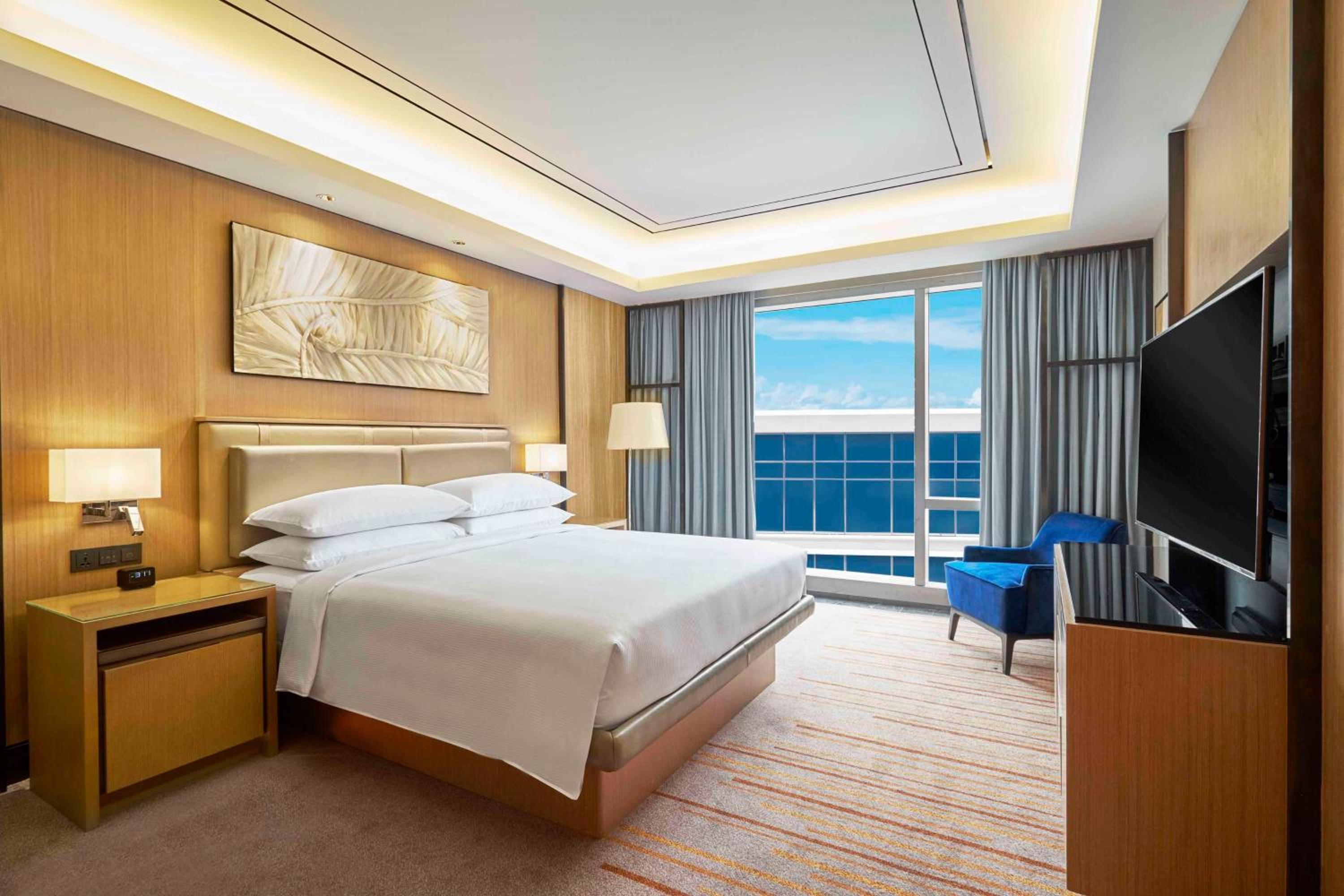 1 BEDROOM, FAMILY SUITE, KING BED