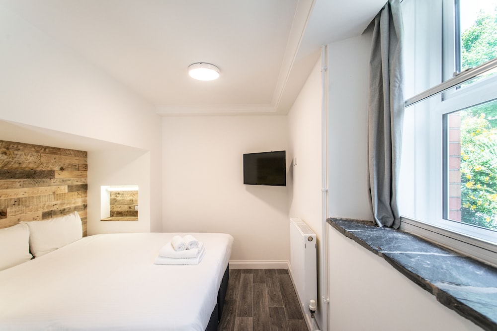 Deluxe, Apartment, 1 Single and 2 Queen Beds