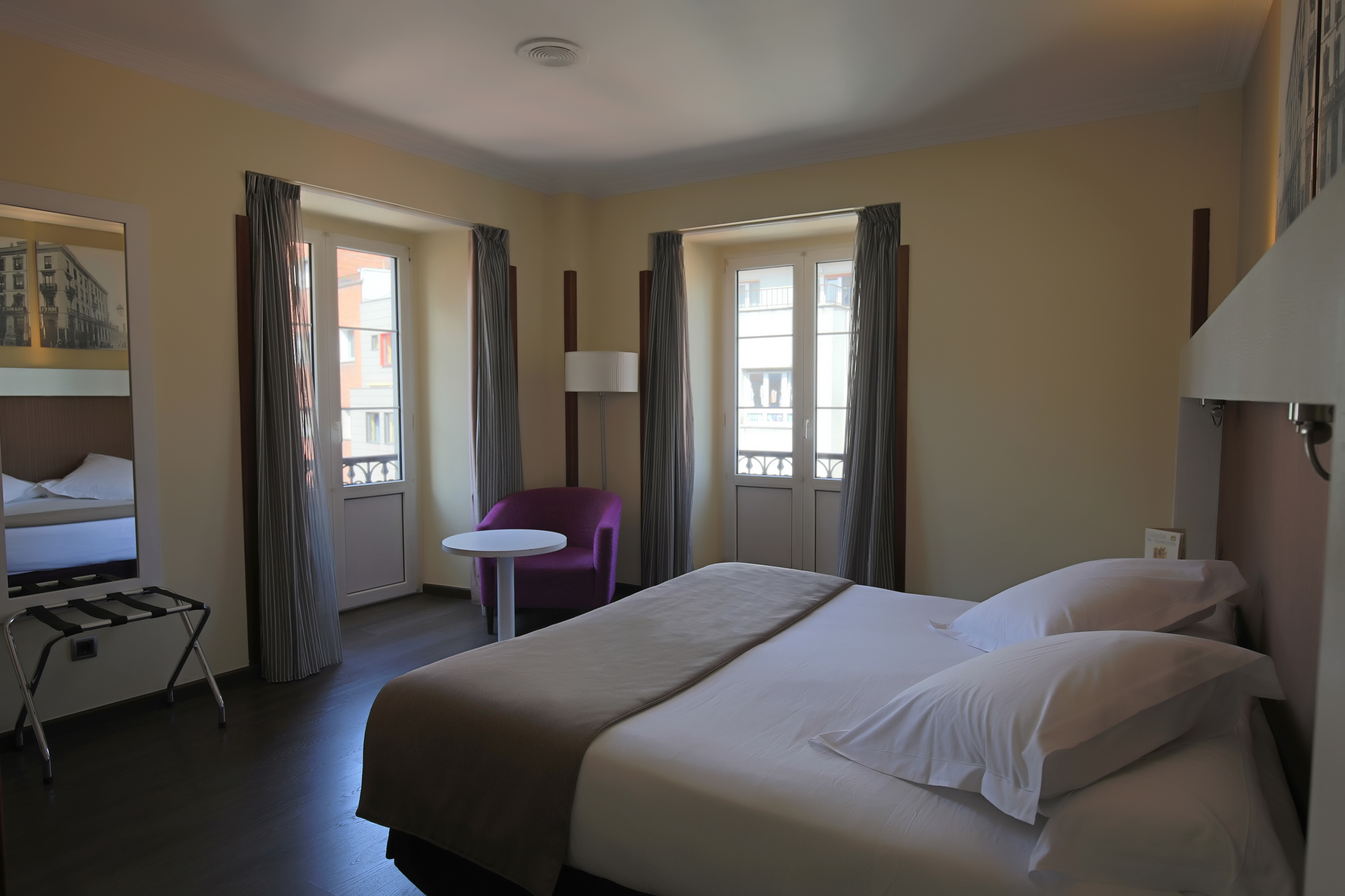 ROOM, DOUBLE OR TWIN BED