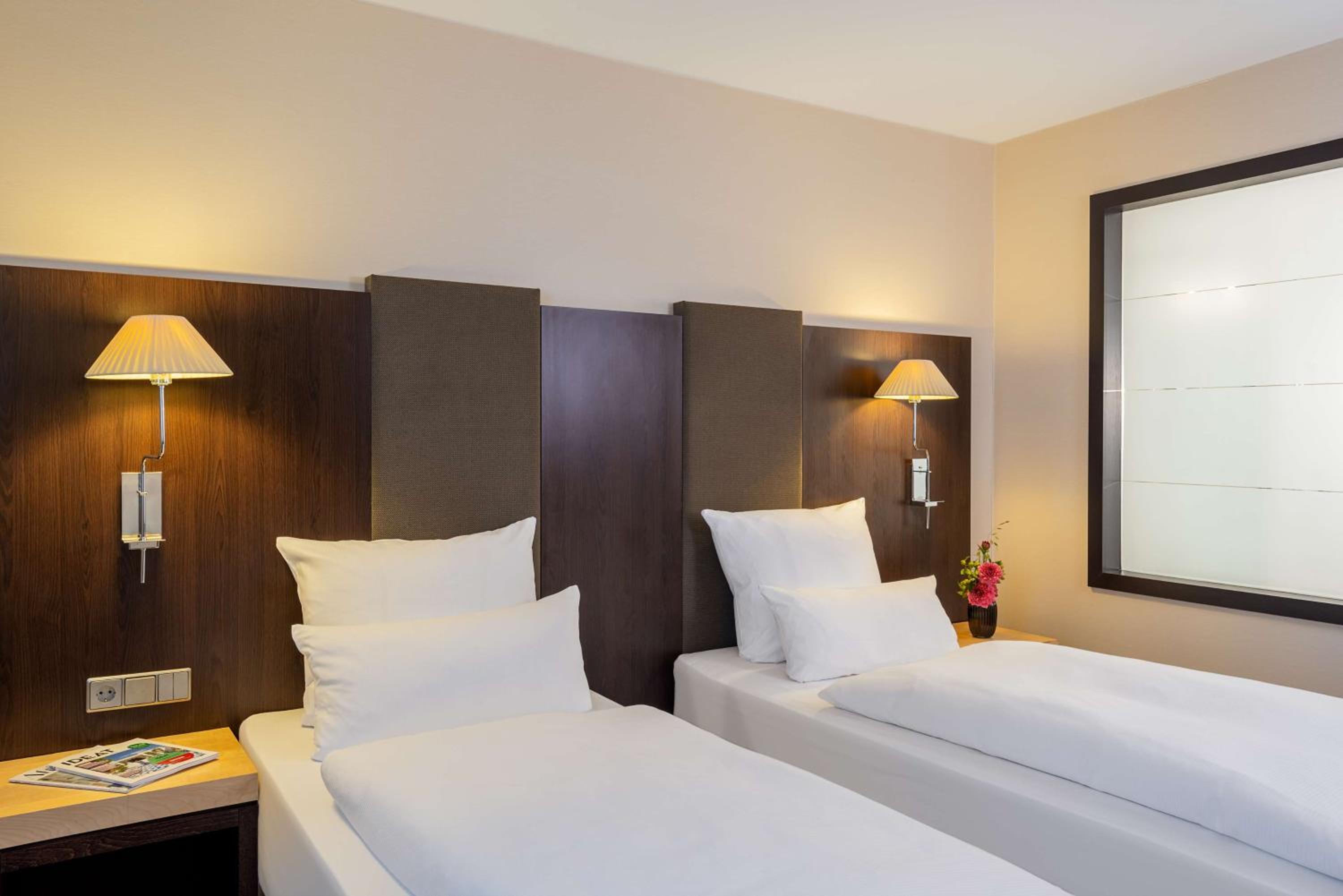Standard, King Bed, Nh Stuttgart Airport 3/10