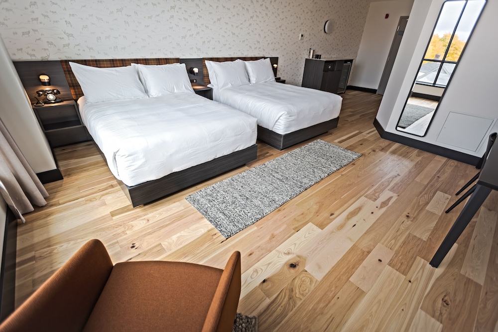 Hew & Draw Hotel 6/36