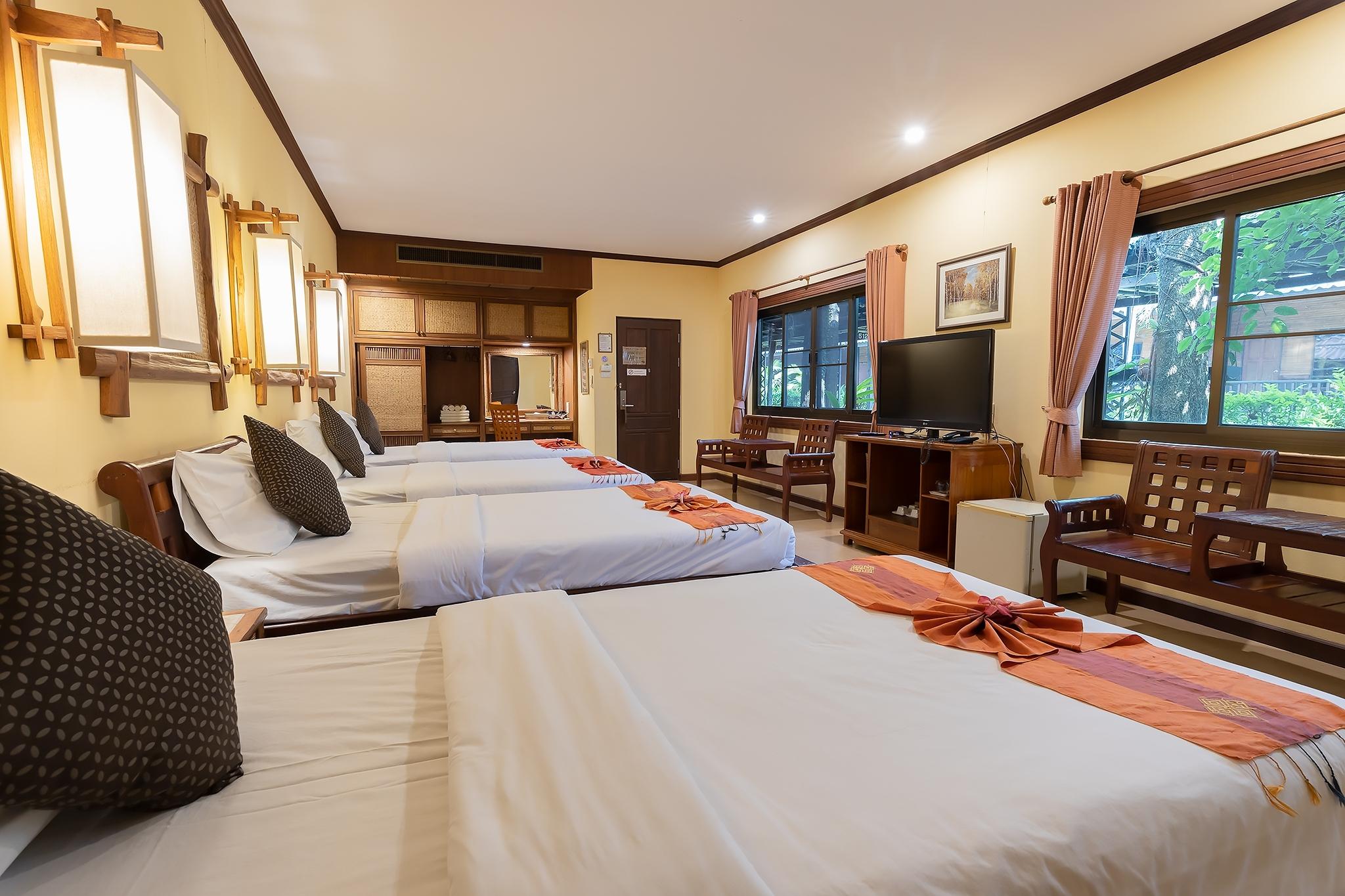 Family, 4 Beds, Pool Side