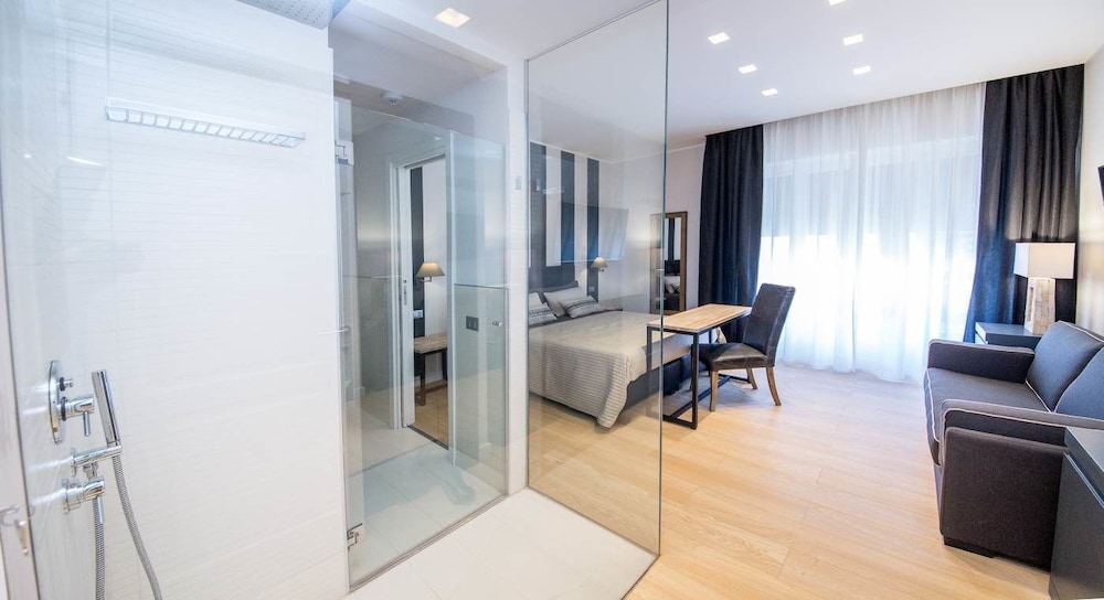 Suite 136 Luxury Rooms 31/50