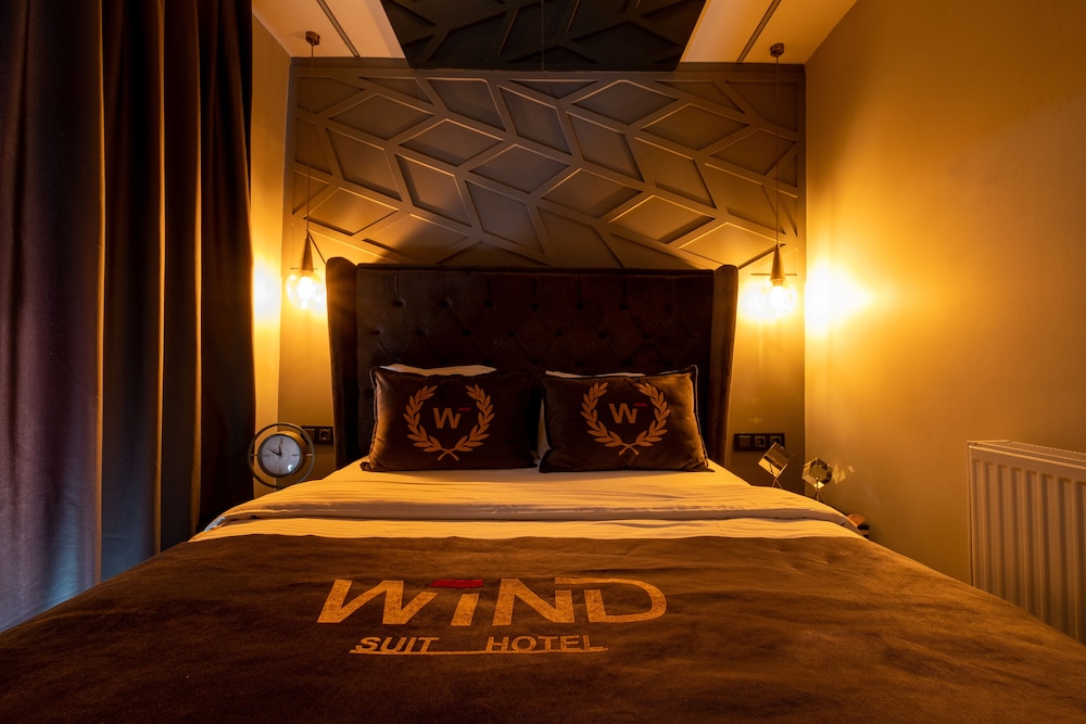 Wind Suit & Hotel 16/50