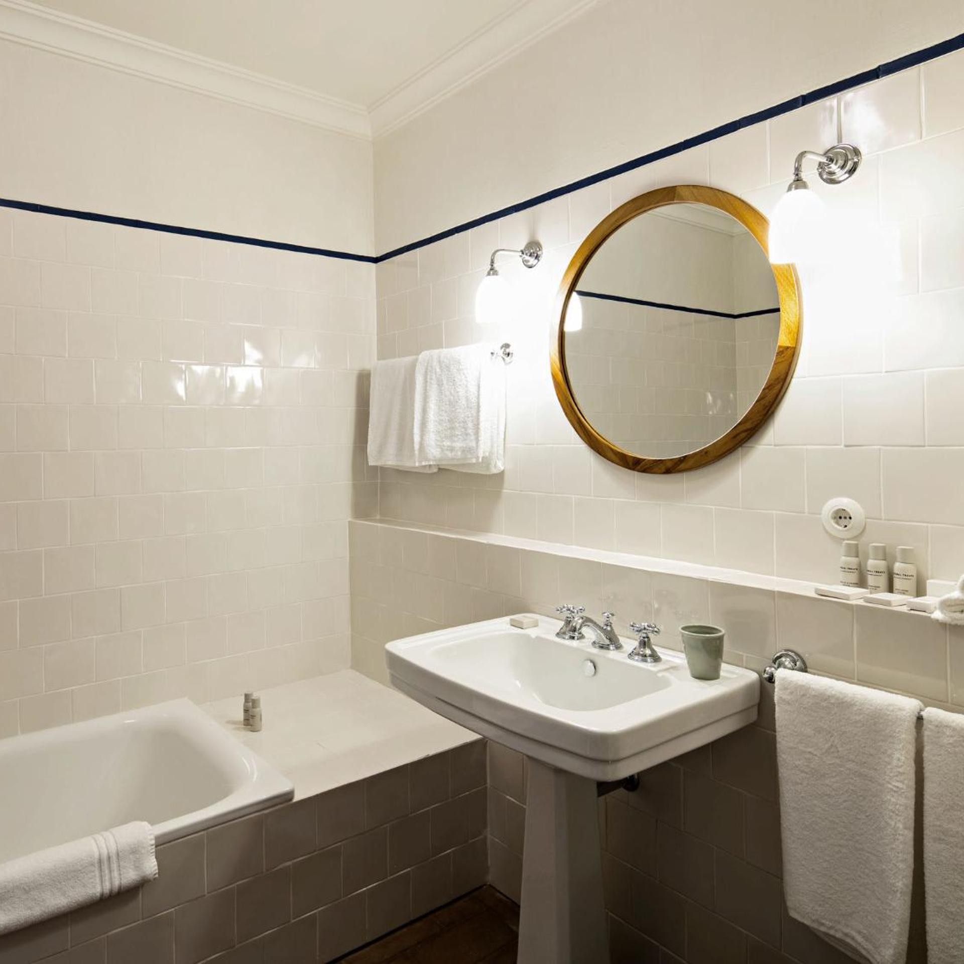 2 Bedrooms, House
