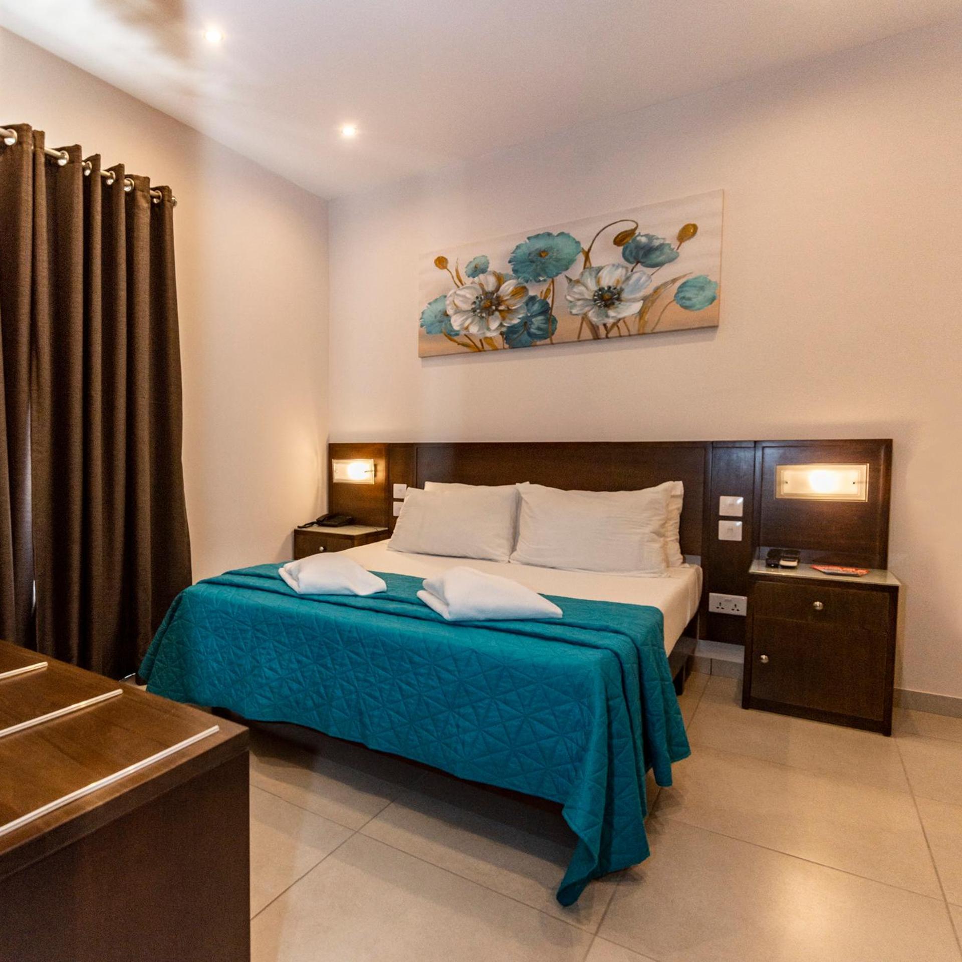 غرفة بسرير مزدوج