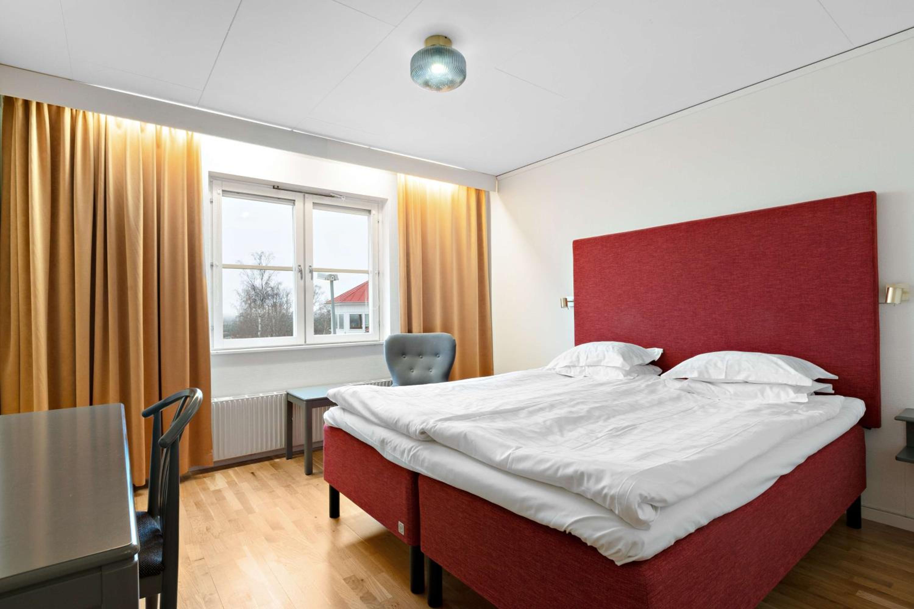 Room, King Bed, Lake View