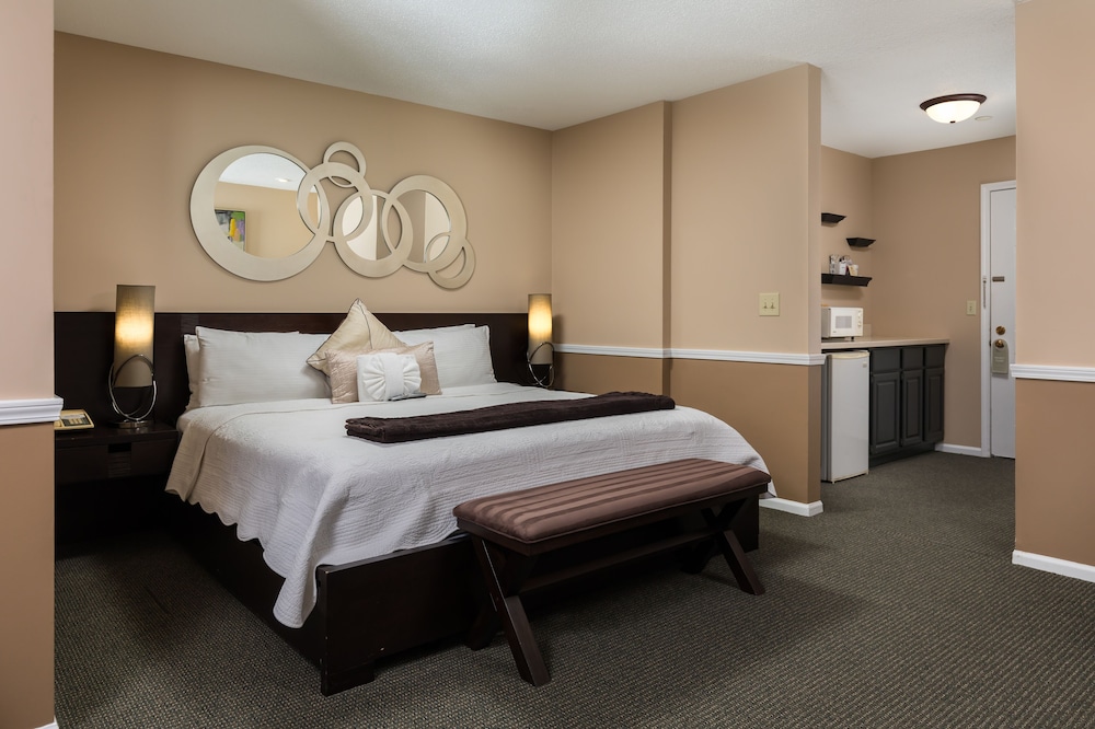 Room, King Bed, Downtown View, Sofa