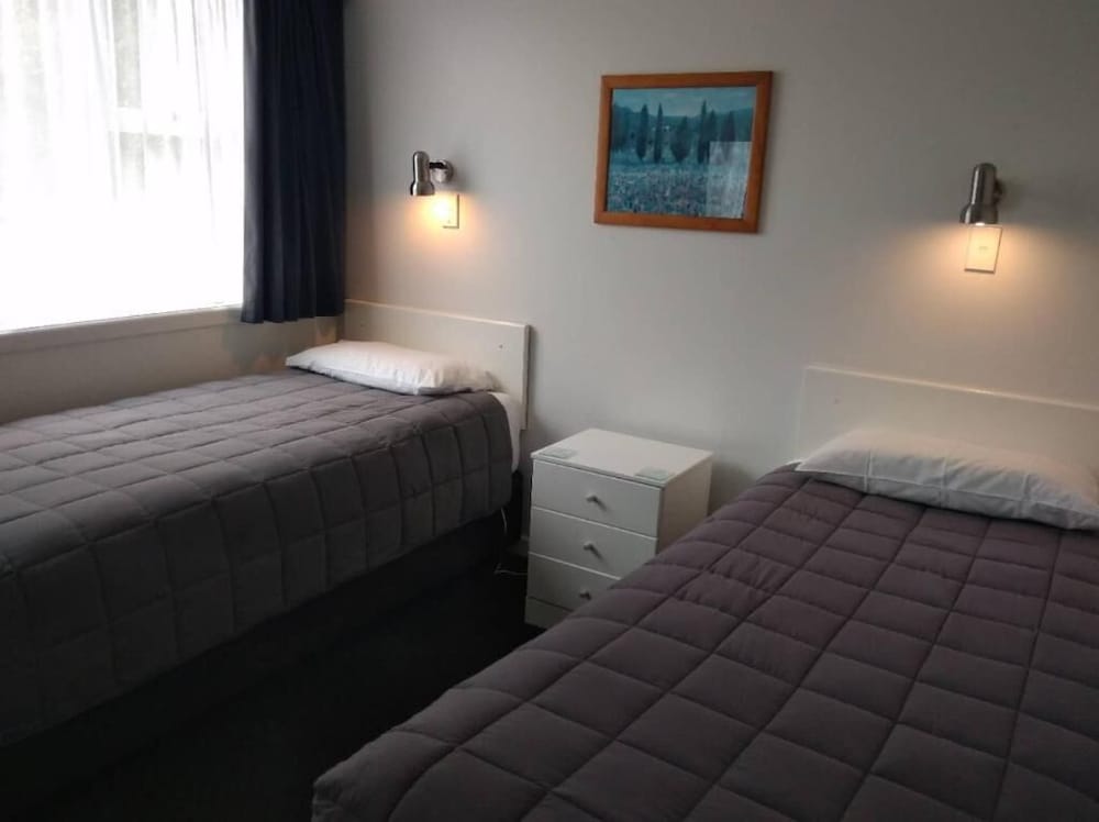 Queens Park Motels 22/60