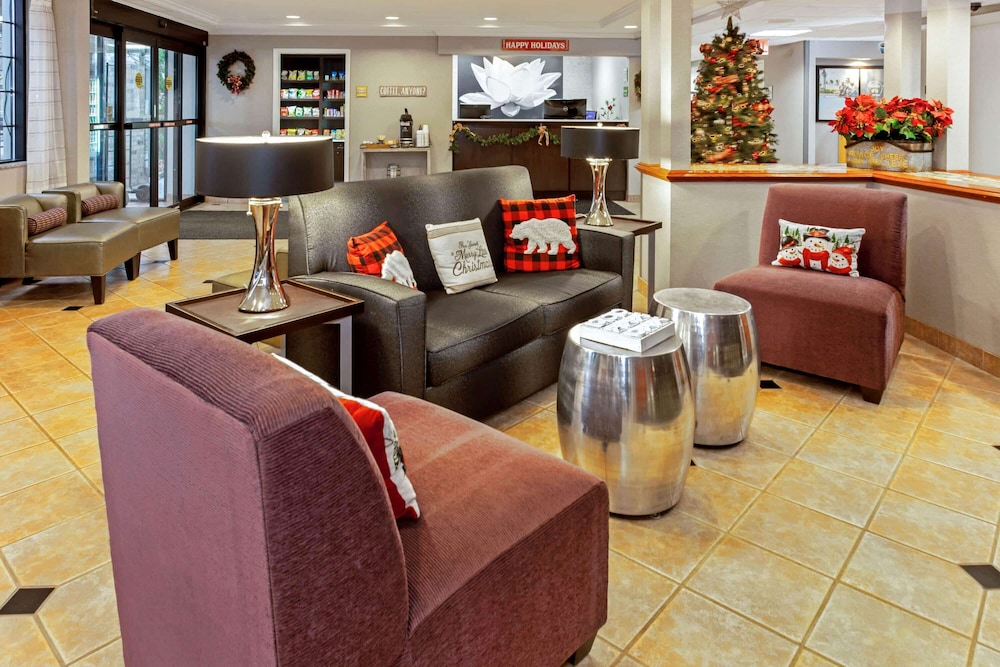 La Quinta Inn Suites By Wyndham Milwaukee Delafield 31/50