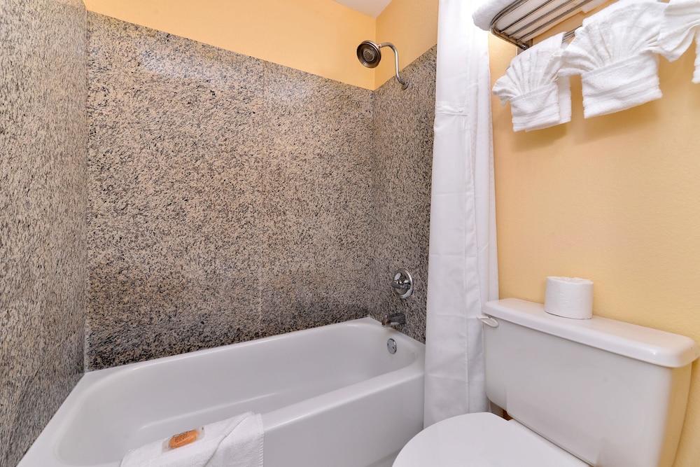 Americas Best Value Inn Angleton 11/21