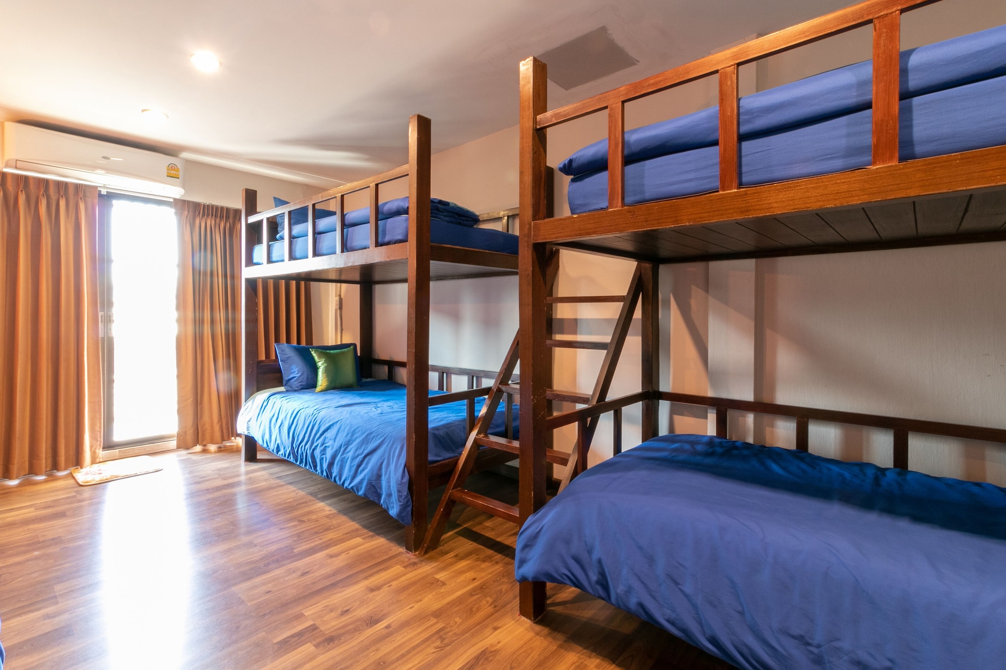 FAMILY, 6 BEDS