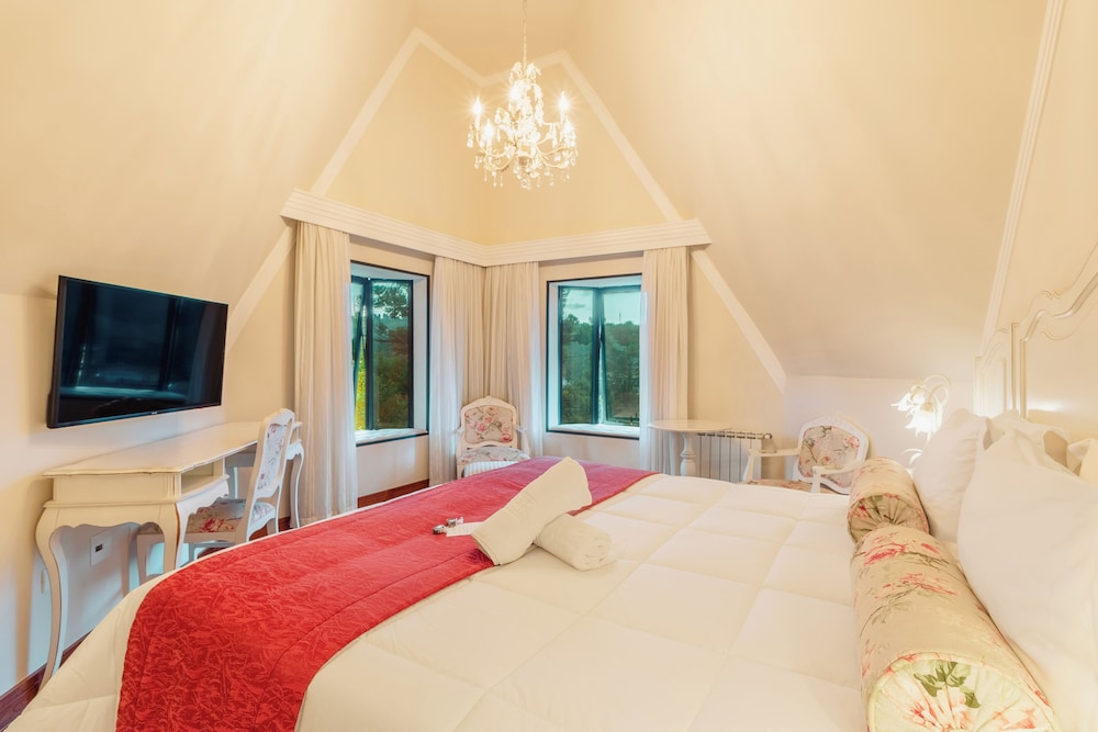LUXURY, KING BED, JETTED TUB