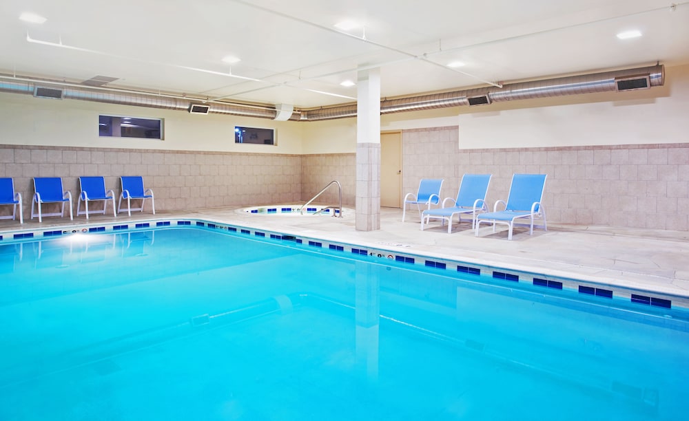 Holiday Inn Express & Suites Chicago North-Waukegan-Gurnee 30/50