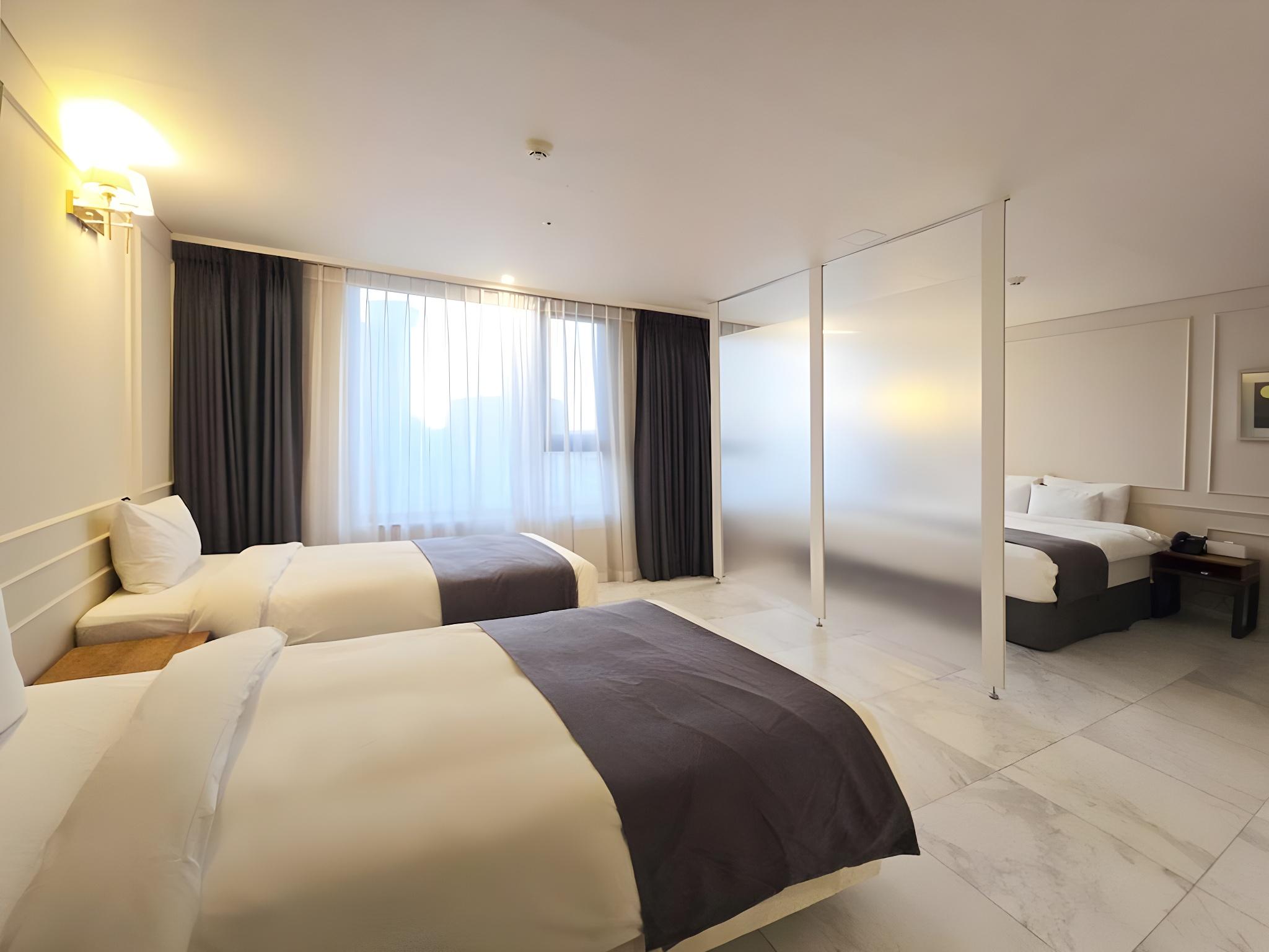Basement, Deluxe, Family, Twin Beds, City View