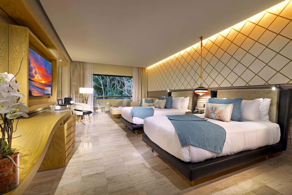 Junior Suite, Single, 2 Double Beds, Pool Side, Sofa