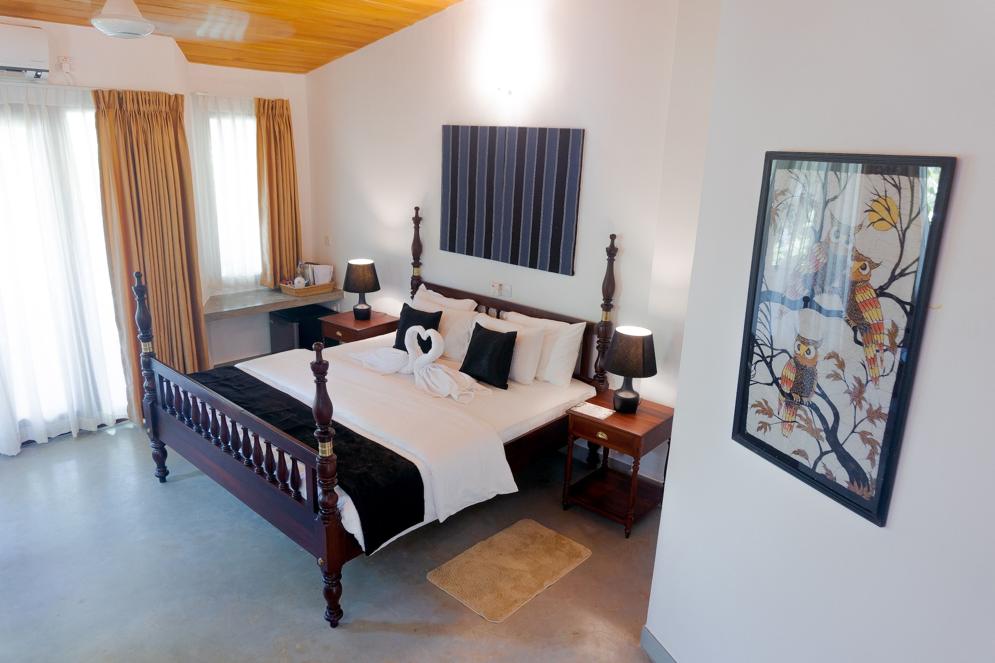 4 BEDROOMS, DELUXE, DOUBLE OR TWIN BED, LAKE VIEW
