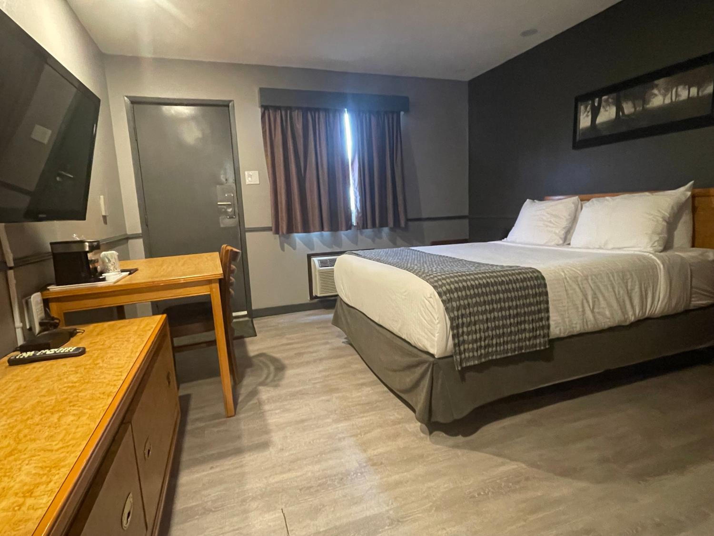Room, King Bed, 2 Queen Beds, Exterior Entrance