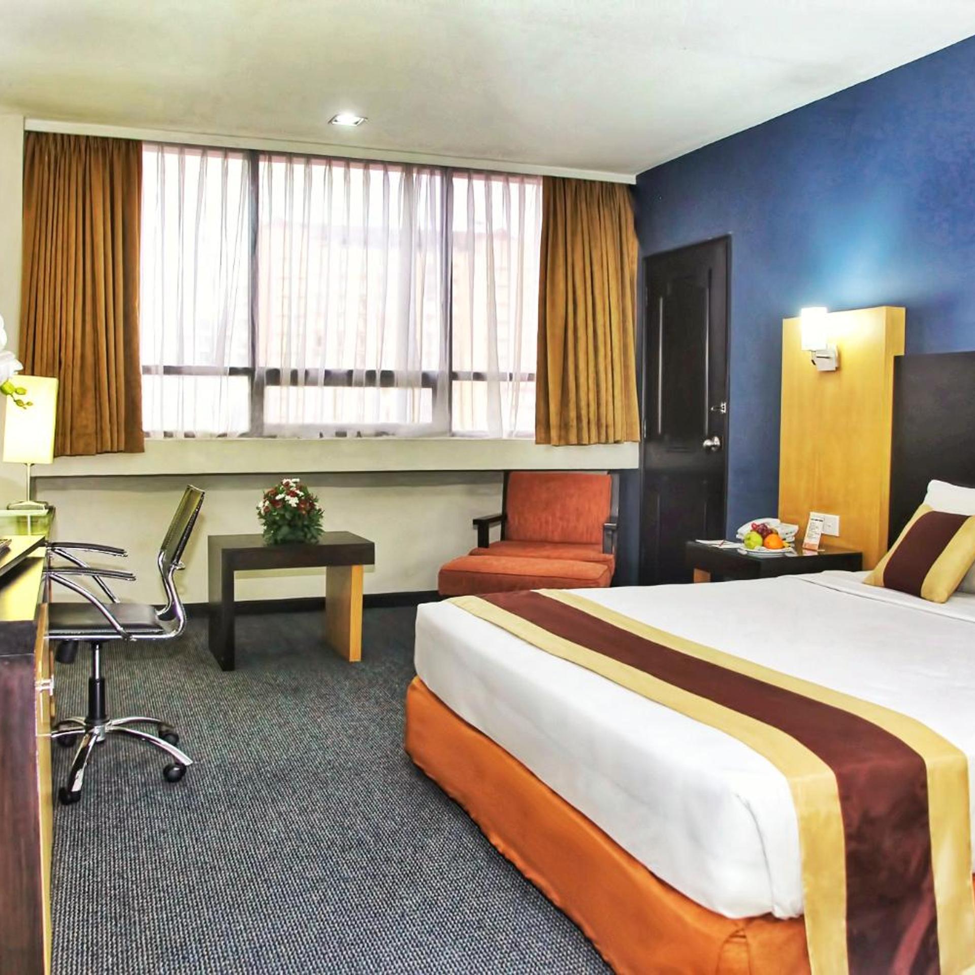 DELUXE, DOUBLE OR TWIN BED