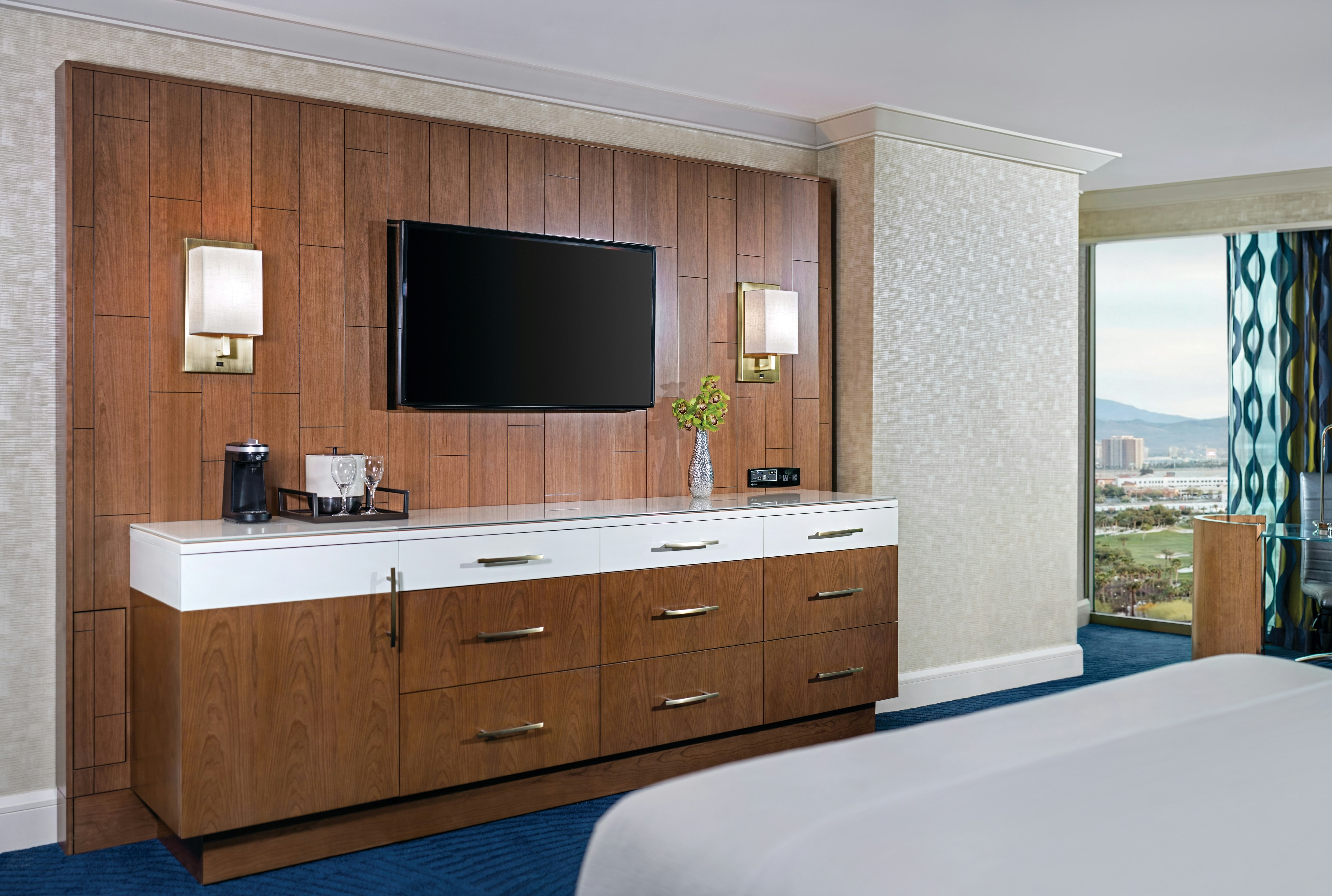 EXECUTIVE, KING BED