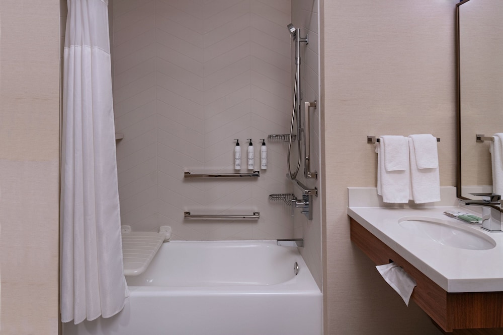 Fairfield by Marriott Inn & Suites Kansas City Airport 35/38