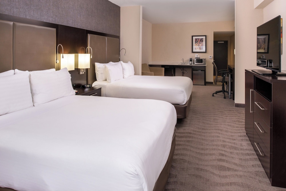 Suite, 2 Queen Beds, Sofa, Accessible