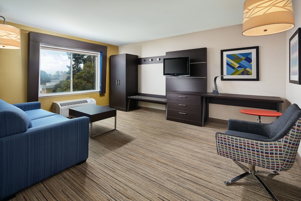 Holiday Inn Express Hotel And Suites Belmont 24/43