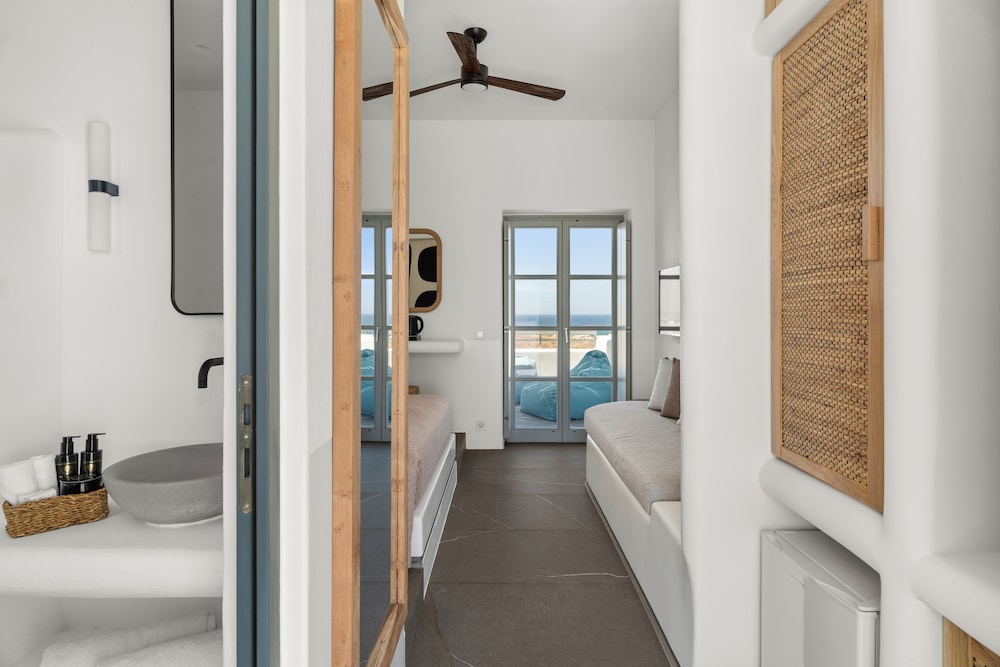 Mr & Mrs White Paros Suites & More 35/36