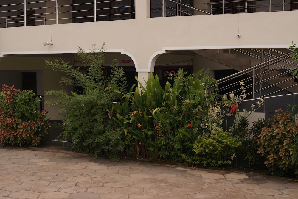 The Golden Apple Guest House 68/74