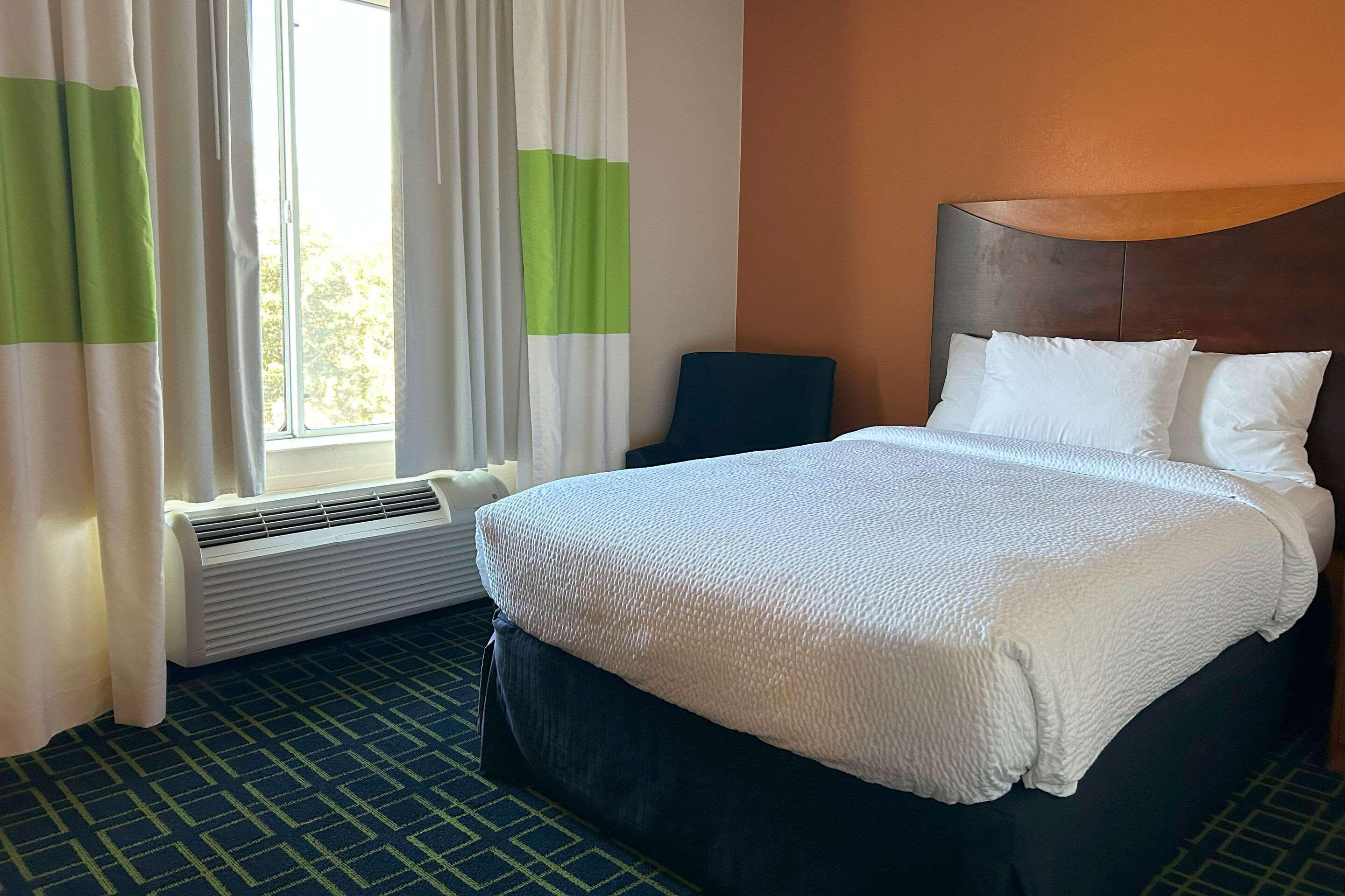 ROOM, DOUBLE BED