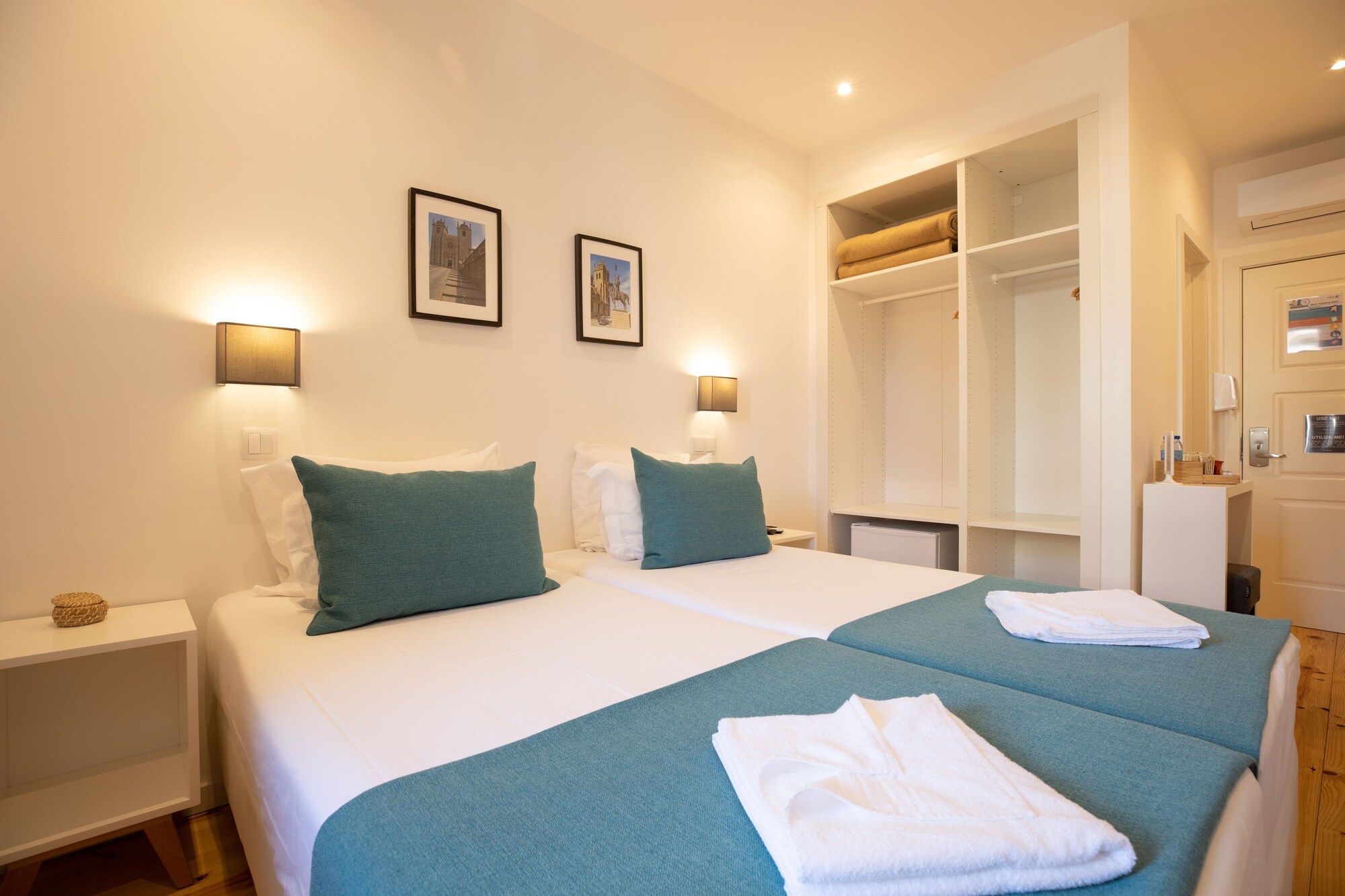 ROOM, TWIN BEDS