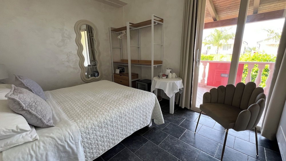 ROOM, QUEEN BED