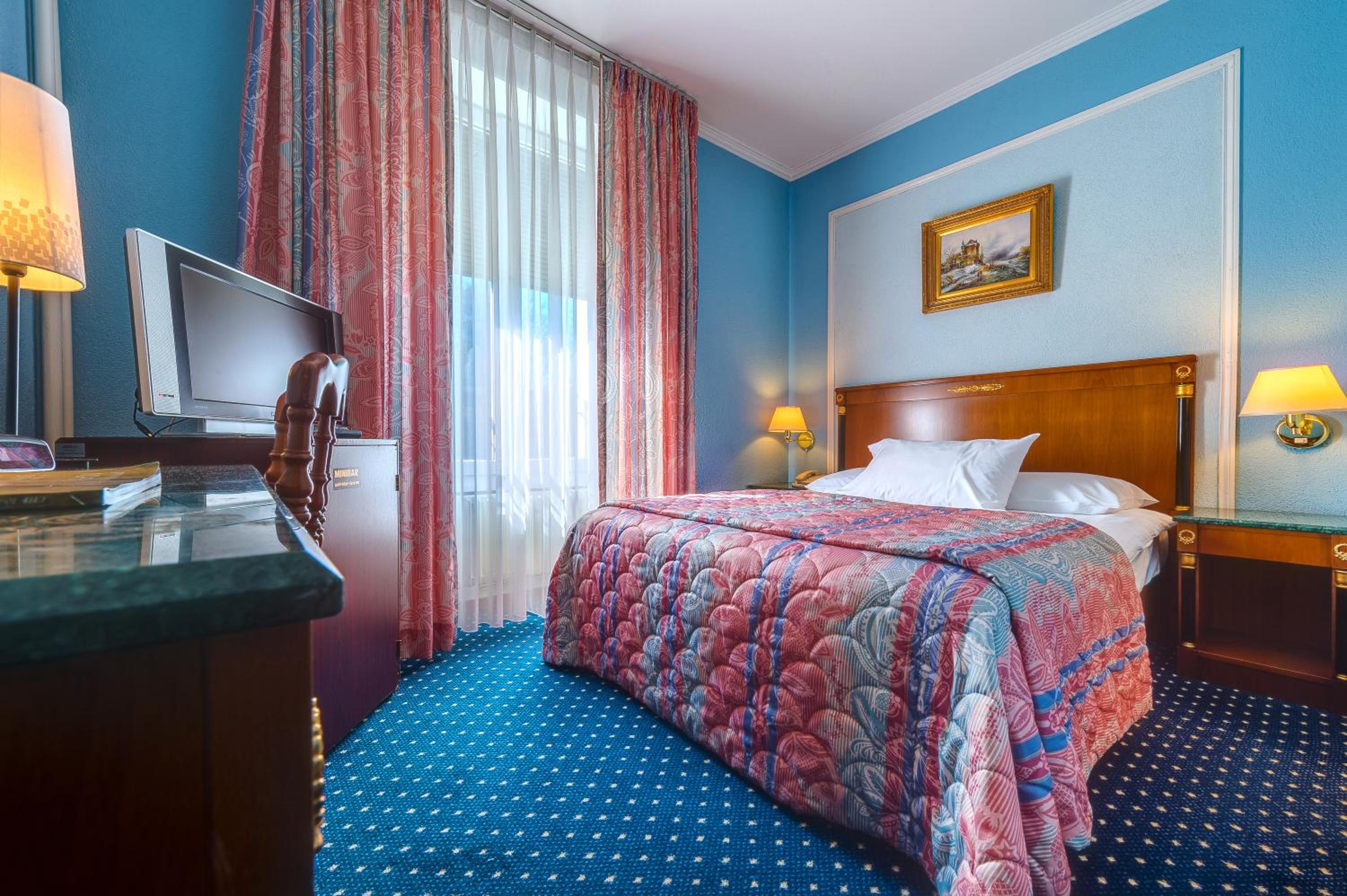SINGLE ROOM