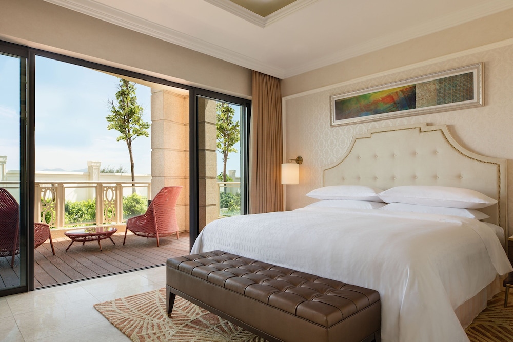 Sheraton Grand Danang Beach Resort and Spa 14/47