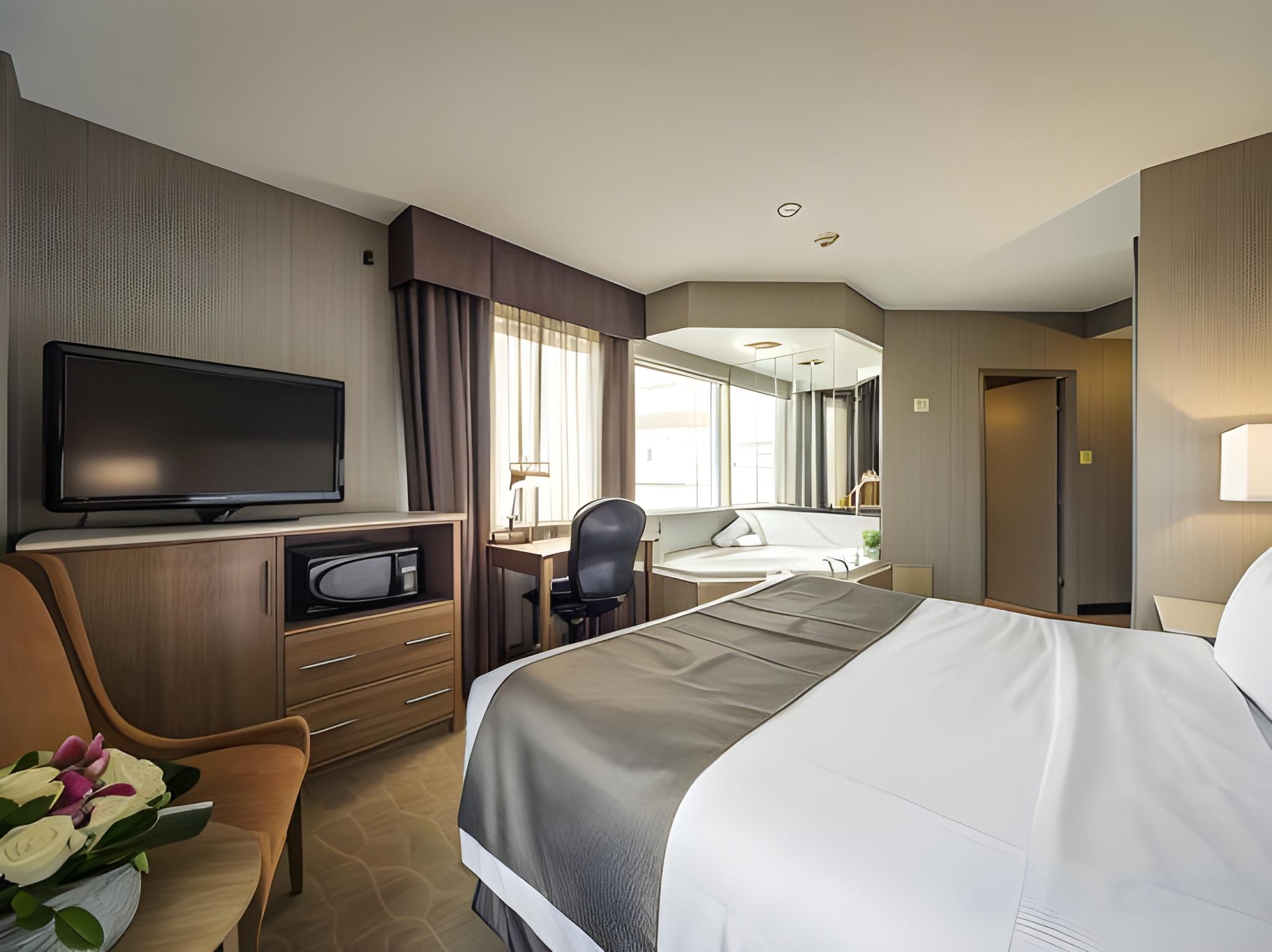 Suite, King Bed, Hot Tub