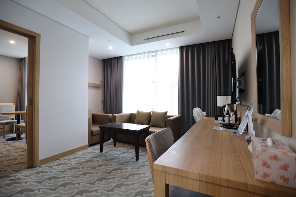 Sunshine Hotel 24/54