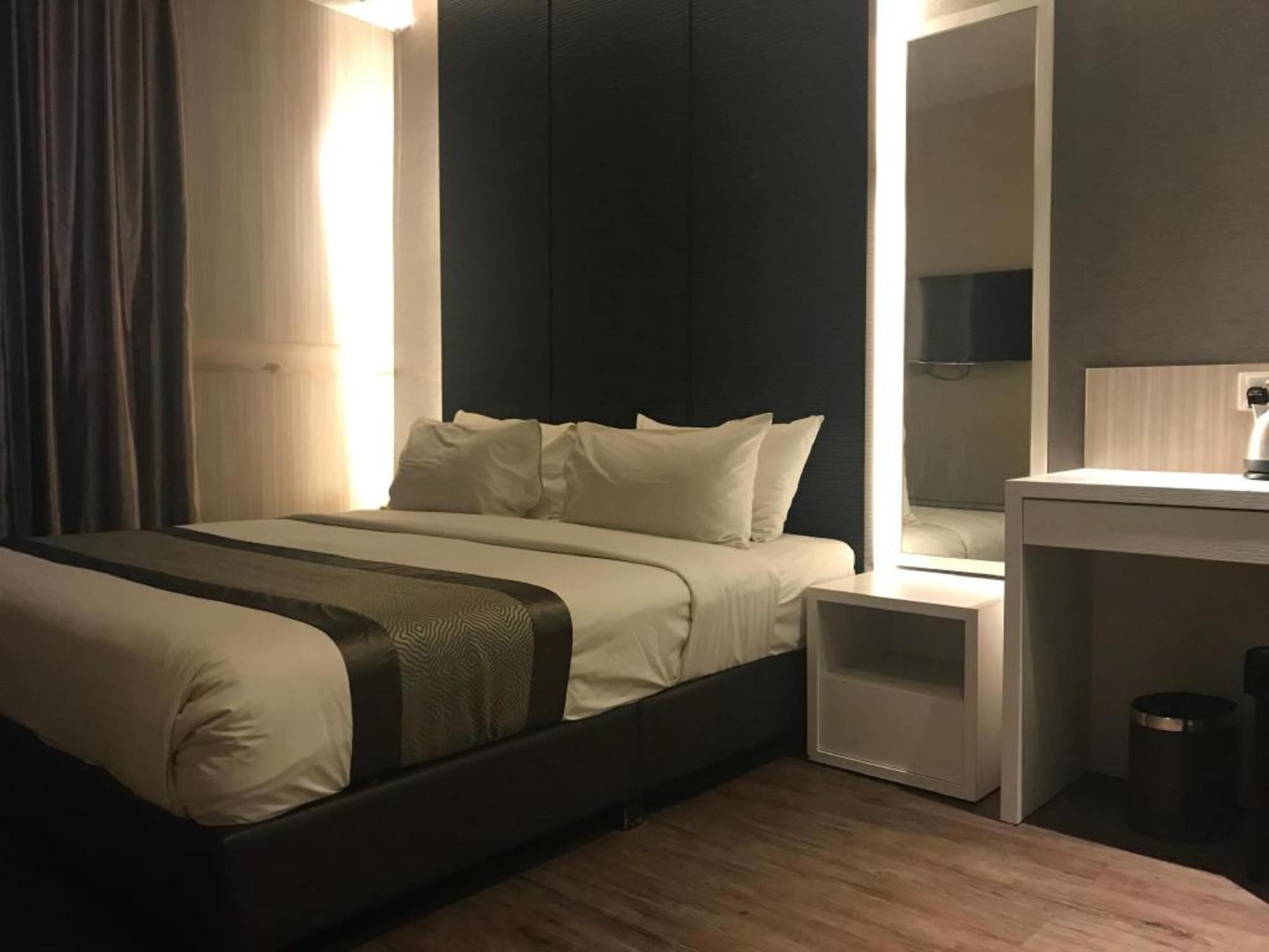 EXECUTIVE, SUITE