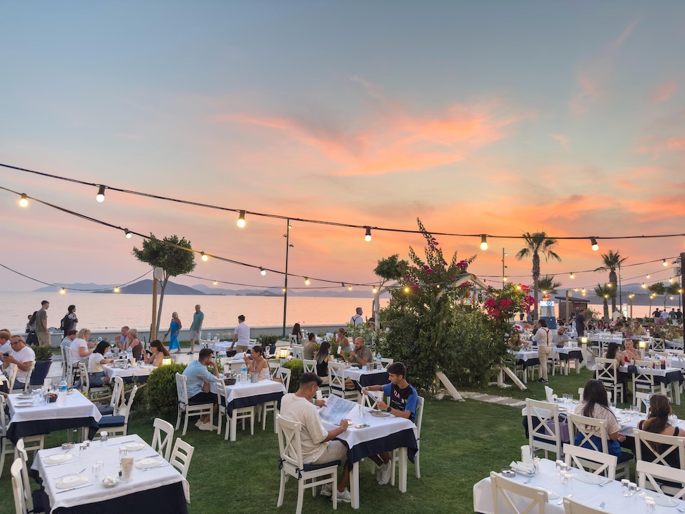Uras Beach Hotel 46/50